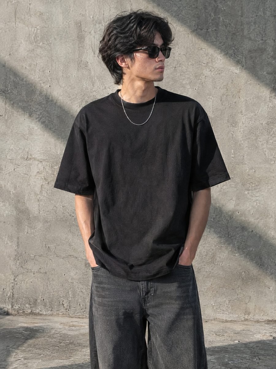 GOJO, kaos hitam tampak depan